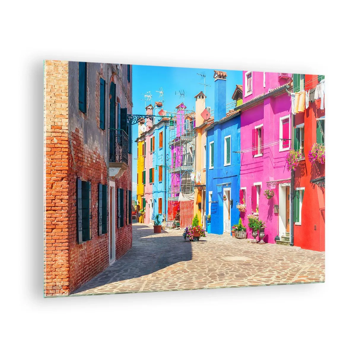 Üveg kép - Színes épületek egy keskeny utcában egy napsütötte városban - 70x50cm - Város "A papagájoknál" - Modern fali dekoráció nappalihoz és hálószobához ARTTOR