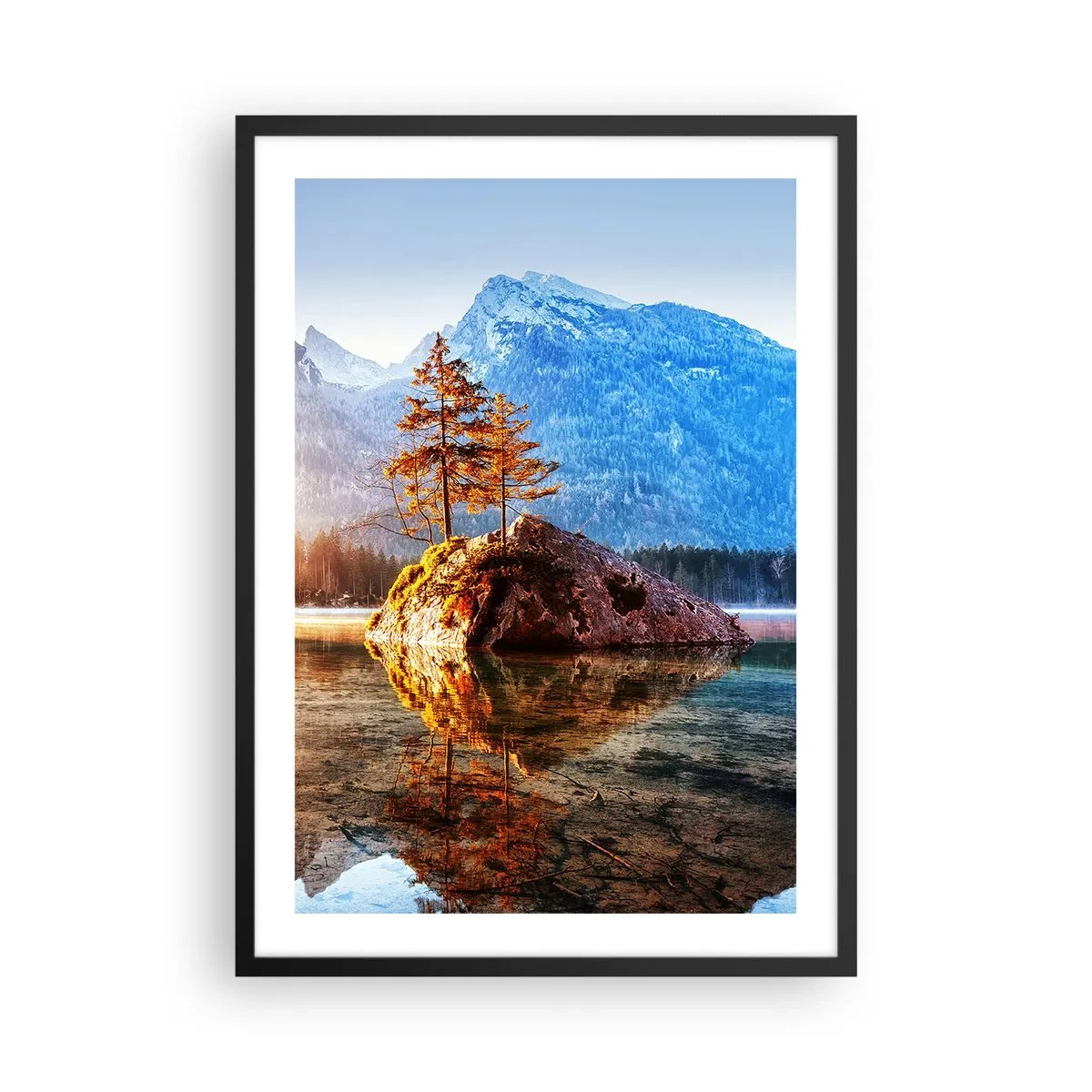 Poszter fehér keretben - Fák egy sziklán, tükröződve egy nyugodt tóban - 50x70cm - A természet új fényben - Modern fali dekoráció nappalihoz és hálószobához ARTTOR