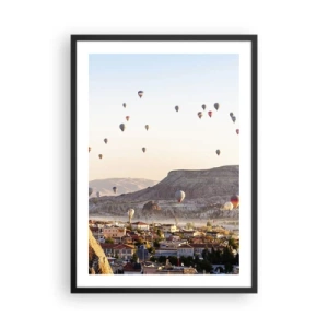 Poszter fehér keretben - Hajnalban Kappadókia felett lebegő léggömbök - 50x70cm - Mint a hajók az égen - Modern fali dekoráció nappalihoz és hálószobához ARTTOR