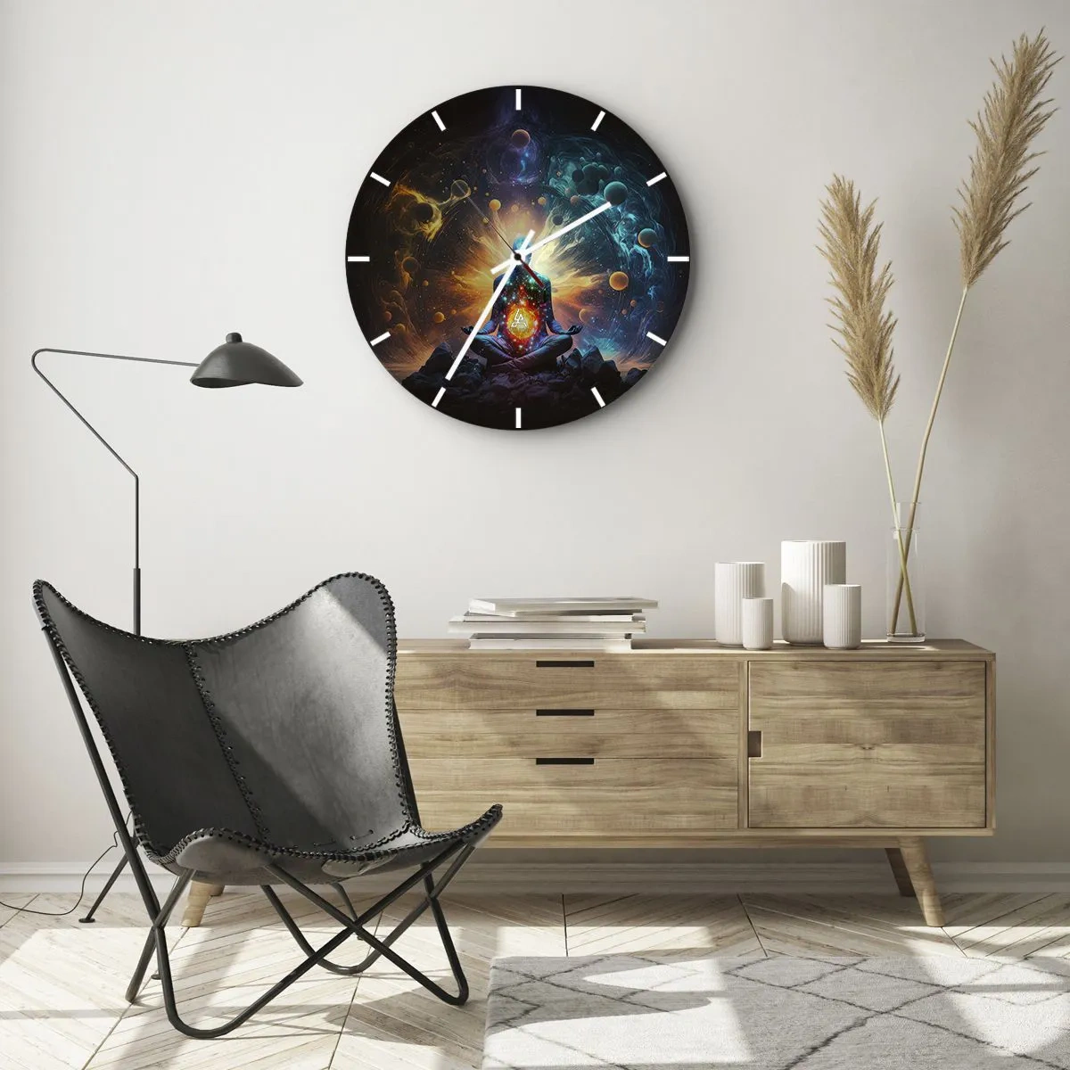 Falióra, Óra - Egy meditáló alak, kozmikus energiával és bolygókkal körülvéve. - 30x30cm - Kozmikus nyugalom - Modern fali dekoráció nappalihoz, konyhához és hálószobához ARTTOR