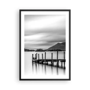 Poszter fehér keretben - Fekete-fehér jelenet egy tóval, egy mólóval és hegyekkel - 50x70cm - Szelídség és erő - Modern fali dekoráció nappalihoz és hálószobához ARTTOR