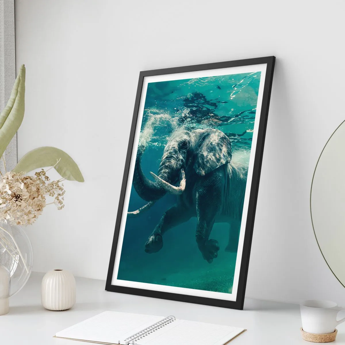 Poszter fehér keretben - Egy elefánt úszik türkizkék vízben - 50x70cm - Mindenki szeret úszni - Modern fali dekoráció nappalihoz és hálószobához ARTTOR
