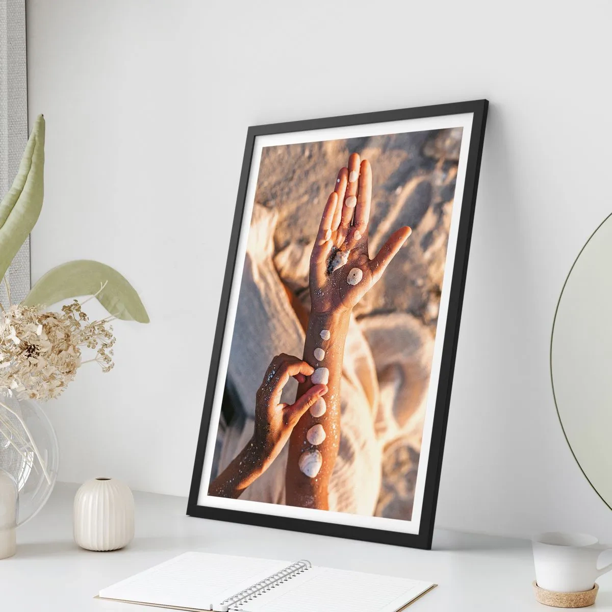 Poszter fehér keretben - Szépség egy karnyújtásnyira - 70x100 cm