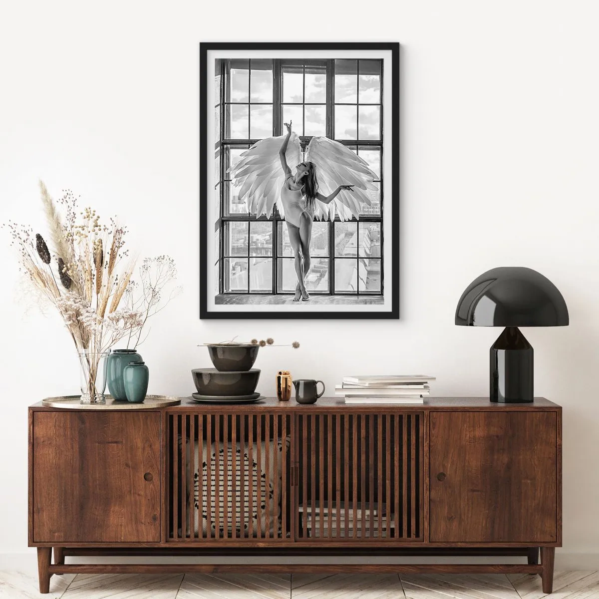 Poszter fehér keretben - Egy angyalszárnyú alak egy ablak hátterében - 50x70cm - Angyalok városa? - Modern fali dekoráció nappalihoz és hálószobához ARTTOR