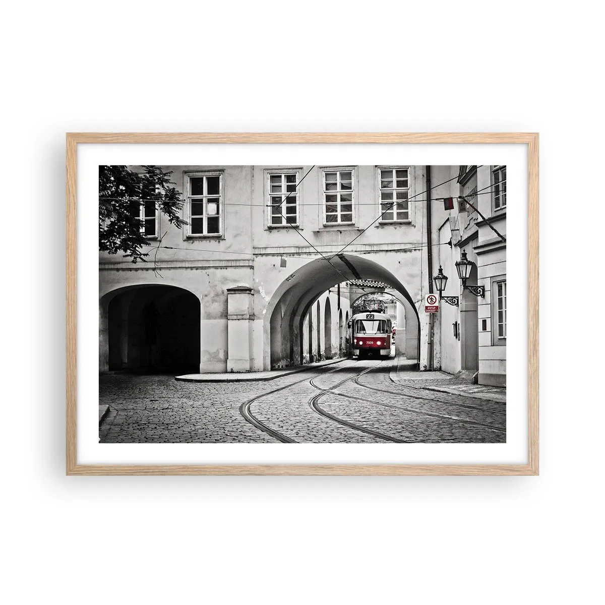 Poszter világos tölgy keretben - A város labirintusán keresztül - 70x50 cm