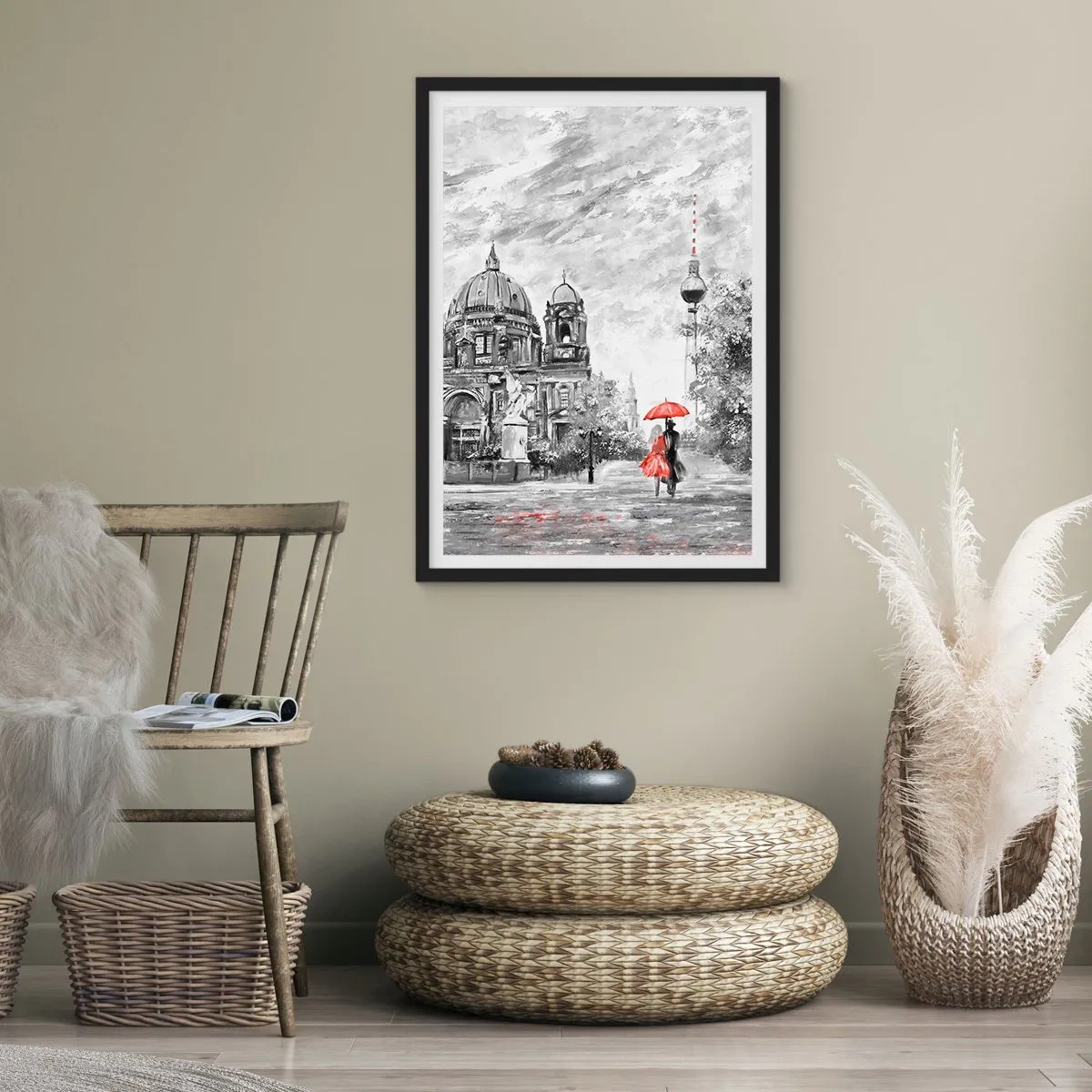 Poszter fehér keretben - Egy piros esernyős alak a berlini építészet hátterében - 50x70cm - Berlini találkozó - Modern fali dekoráció nappalihoz és hálószobához ARTTOR