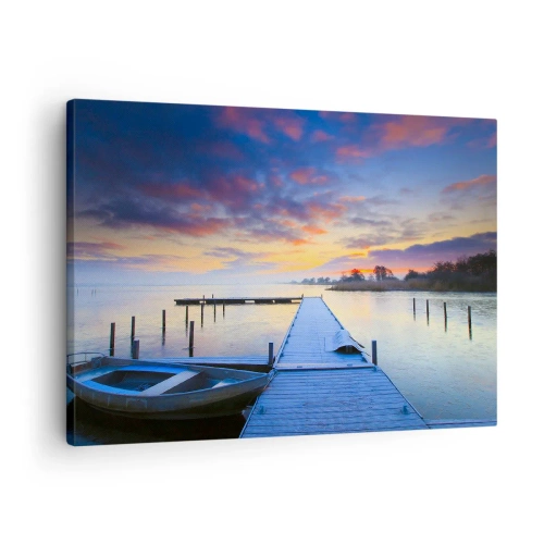 Vászonkép - Egy tóparti móló naplementekor, egy hajóval a parton - 70x50cm - Lila-arany nyugalom - Modern fali dekoráció nappalihoz és hálószobához ARTTOR