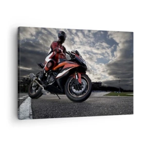 Vászonkép - Egy motoros sportmotoron felhős égbolton - 70x50cm - Fekete lovag - Modern fali dekoráció nappalihoz és hálószobához ARTTOR