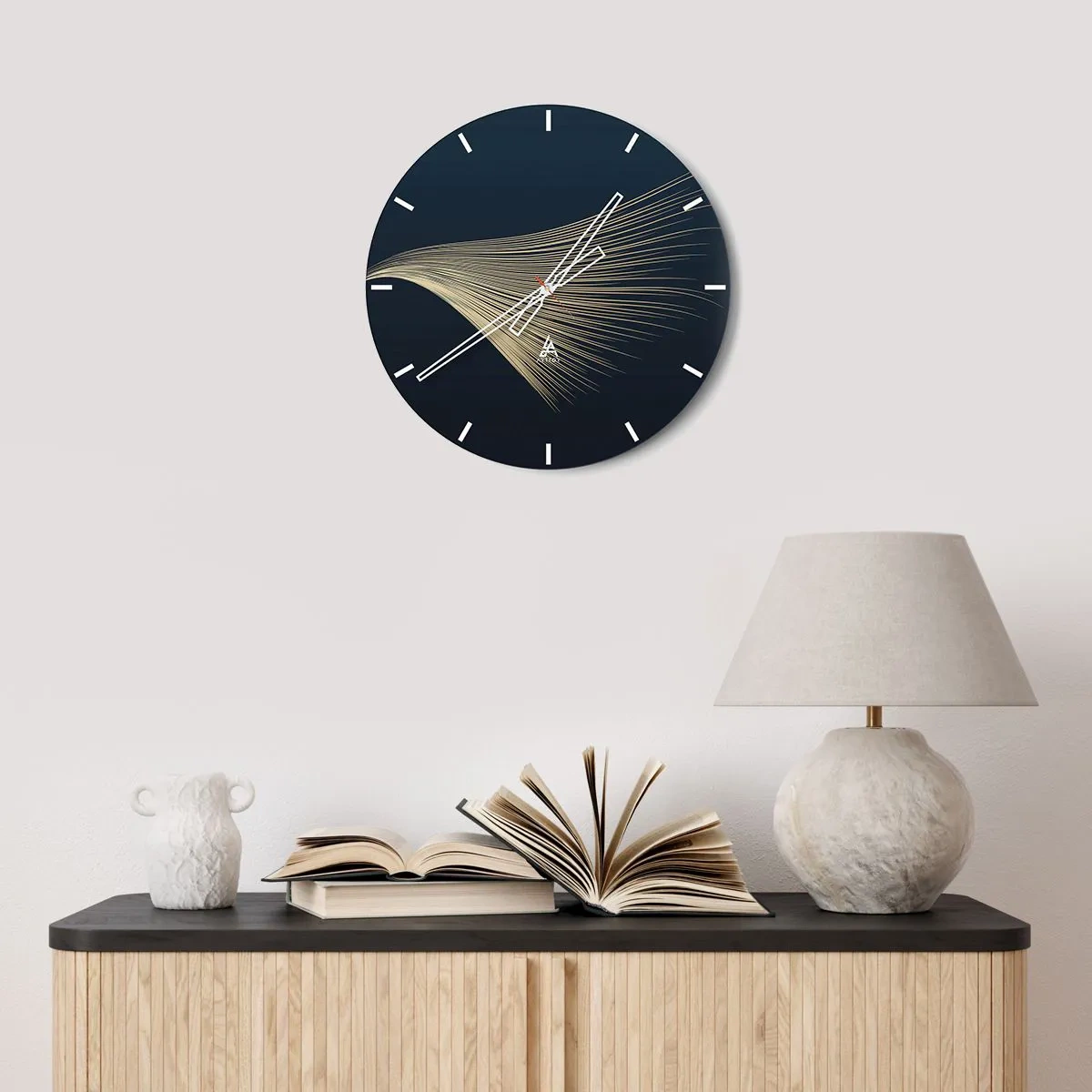 Falióra, Óra - A sötétkék háttéren lévő arany vonalak dinamikus hullámot hoznak létre - 30x30cm - Mint egy angyal haja - Modern fali dekoráció nappalihoz, konyhához és hálószobához ARTTOR