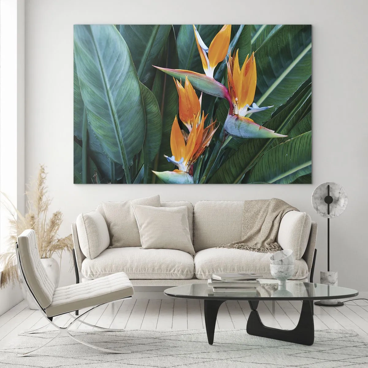 Üveg kép - Egzotikus strelitzia virágok nagy zöld levelek között - 70x50cm - Virág vagy madár? - Modern fali dekoráció nappalihoz és hálószobához ARTTOR