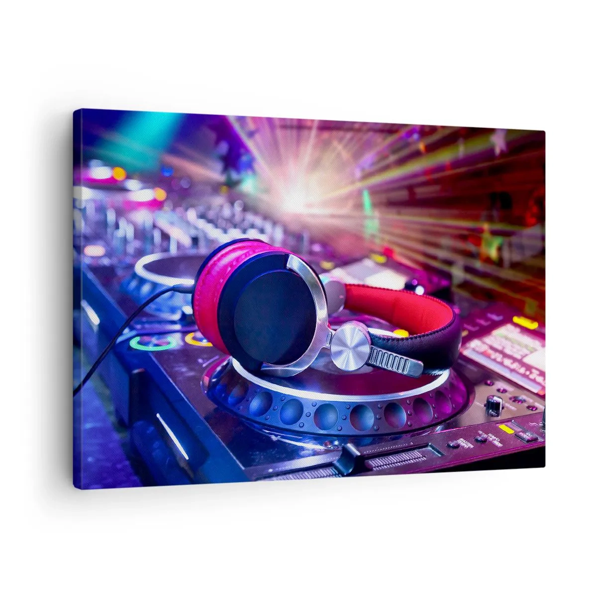 Vászonkép - DJ fejhallgató egy reflektorokkal megvilágított konzolon egy partin - 70x50cm - Fog, történni fog - Modern fali dekoráció nappalihoz és hálószobához ARTTOR