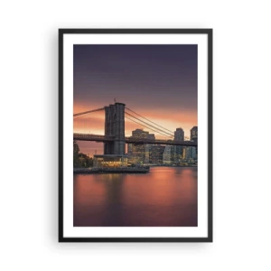 Poszter fehér keretben - Brooklyn híd éjszaka, a háttérben a kivilágított várossal - 50x70cm - Lila csendbe merülve - Modern fali dekoráció nappalihoz és hálószobához ARTTOR