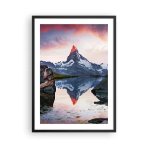 Poszter fehér keretben - Egy hegy tükröződik egy tóban naplementekor - 50x70cm - A hegyek szíve forró - Modern fali dekoráció nappalihoz és hálószobához ARTTOR