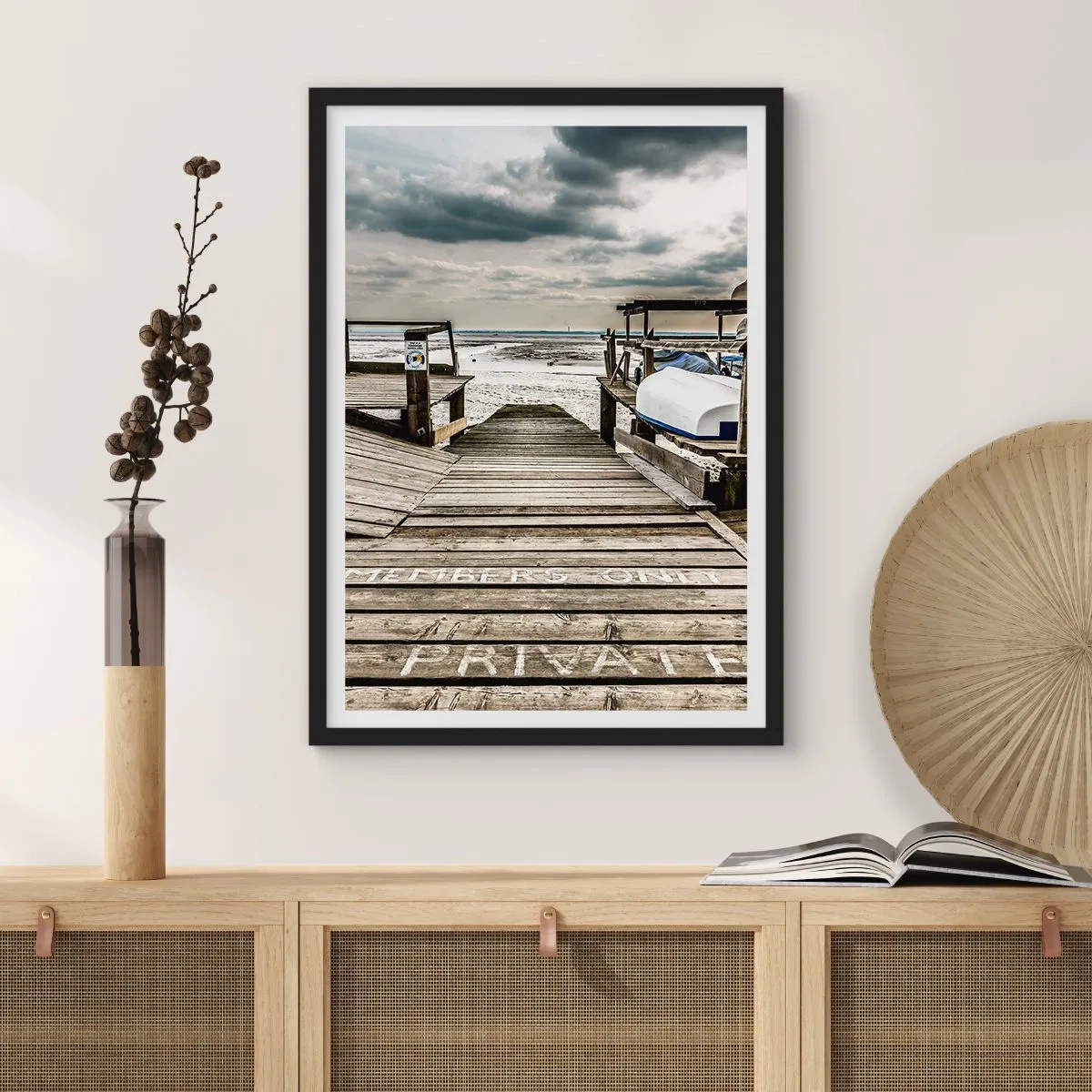 Poszter fehér keretben - Fából készült móló a tenger felett - 50x70cm - Az északi part - Modern fali dekoráció nappalihoz és hálószobához ARTTOR