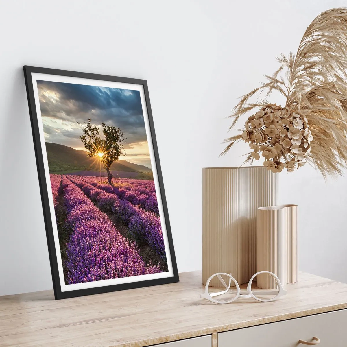 Poszter fehér keretben - Levendula mező egy magányos fával és naplementével - 50x70cm - Lila színű illat - Modern fali dekoráció nappalihoz és hálószobához ARTTOR