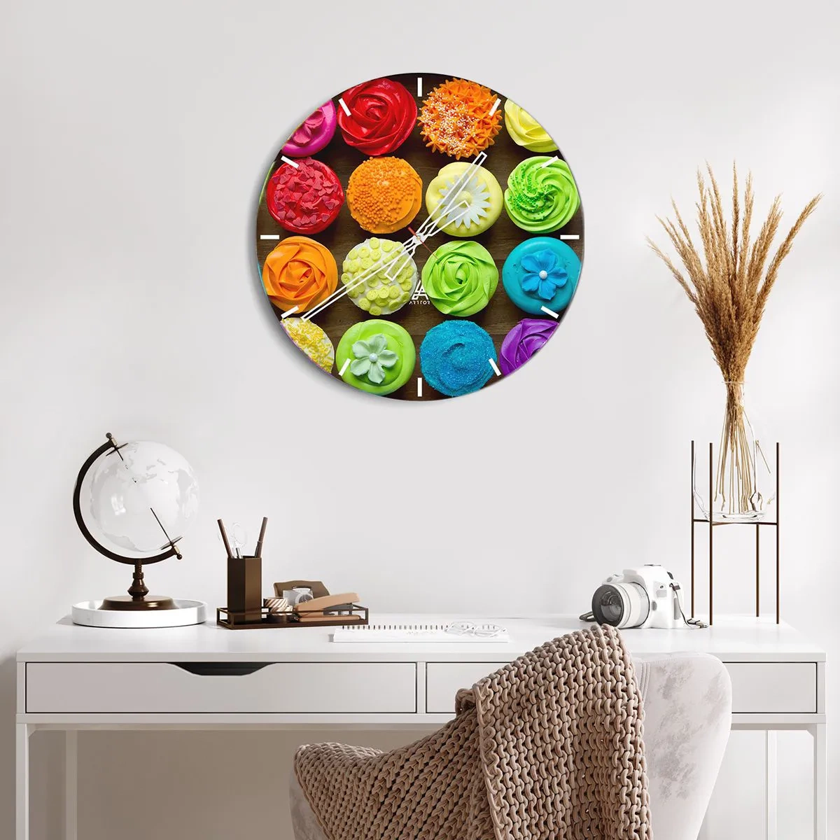 Falióra, Óra - Színes cupcakes-ek fa háttéren - 30x30cm - Mindegyik más - mindegyik finom - Modern fali dekoráció nappalihoz, konyhához és hálószobához ARTTOR