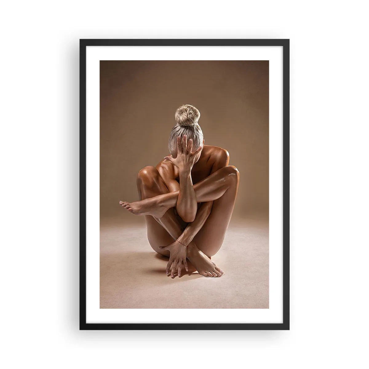 Poszter fehér keretben - Művészi felvétel egy érzéki pózban lévő nőről bézs háttér előtt - 50x70cm - A test és a lélek egysége - Modern fali dekoráció nappalihoz és hálószobához ARTTOR