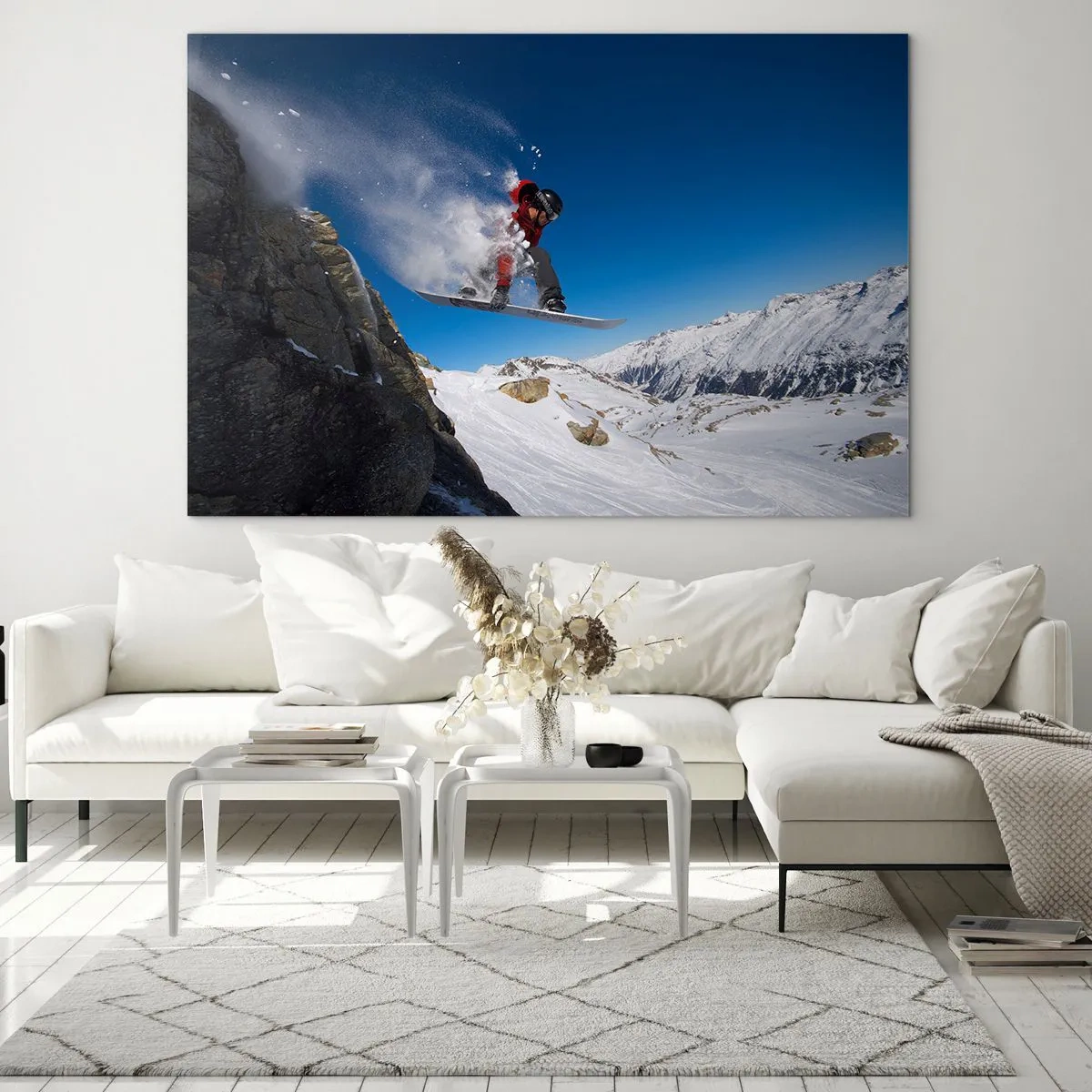 Üveg kép - Egy snowboardos ugrik egy hegyi háttér előtt - 70x50cm - És a tér részévé váltál - Modern fali dekoráció nappalihoz és hálószobához ARTTOR