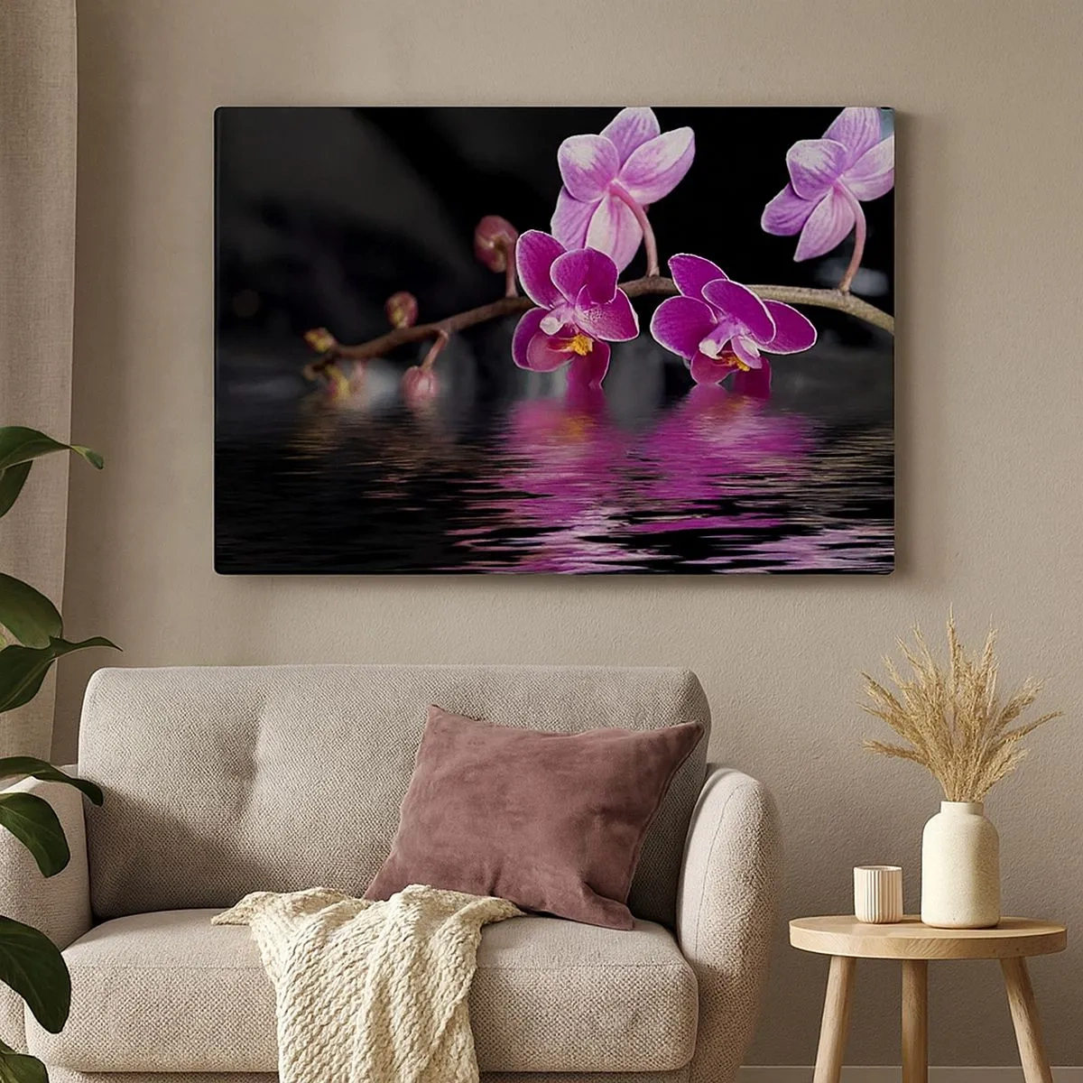 Vászonkép - Lila orchideák nyugodt víz felett fekete háttér előtt - 70x50cm - Lila a szépség tükörképe - Modern fali dekoráció nappalihoz és hálószobához ARTTOR