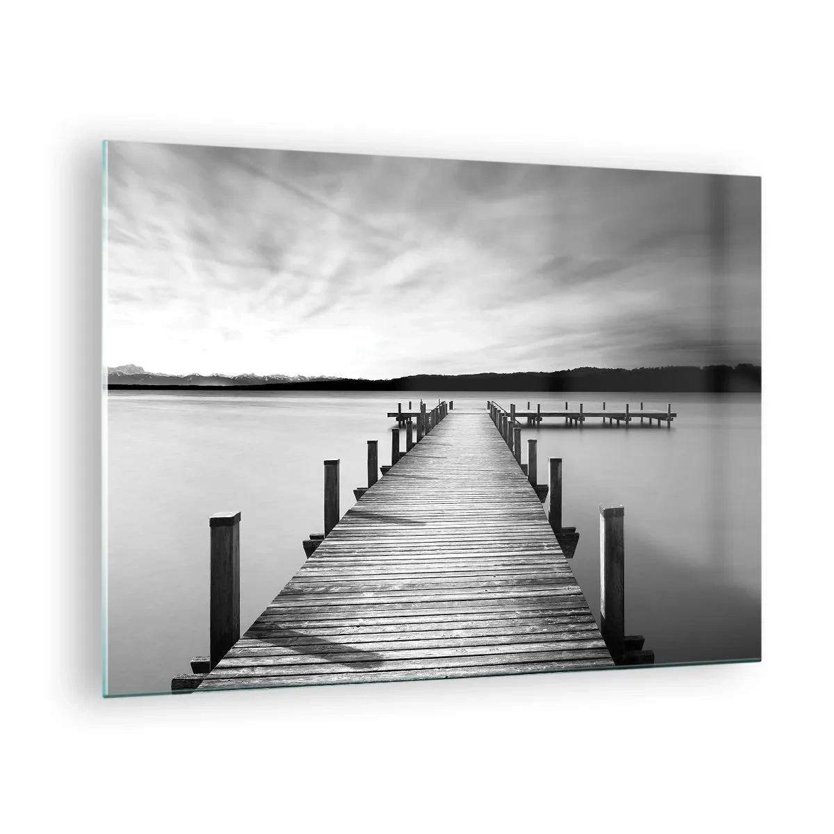 Üveg kép - Egy fából készült móló vezet a távolba egy nyugodt tavon át - 70x50cm - A víznyelőnél - békében - Modern fali dekoráció nappalihoz és hálószobához ARTTOR