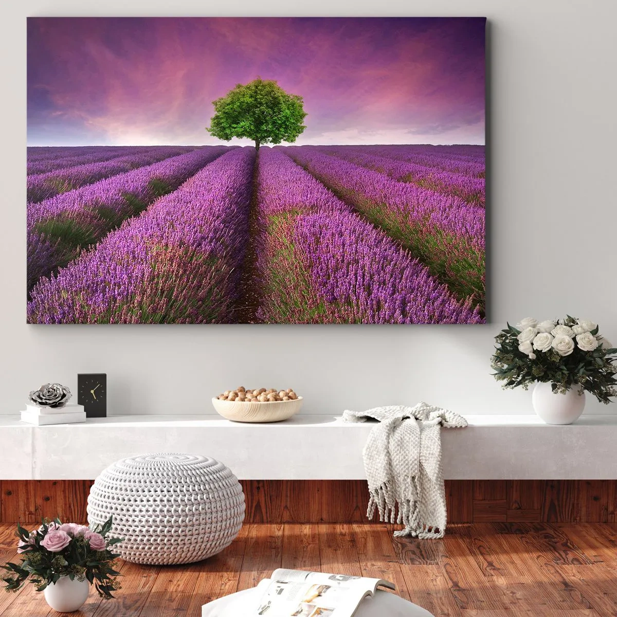 Vászonkép - Levendula mező egy magányos fával és lila éggel - 70x50cm - Levendulaföldeken - Modern fali dekoráció nappalihoz és hálószobához ARTTOR