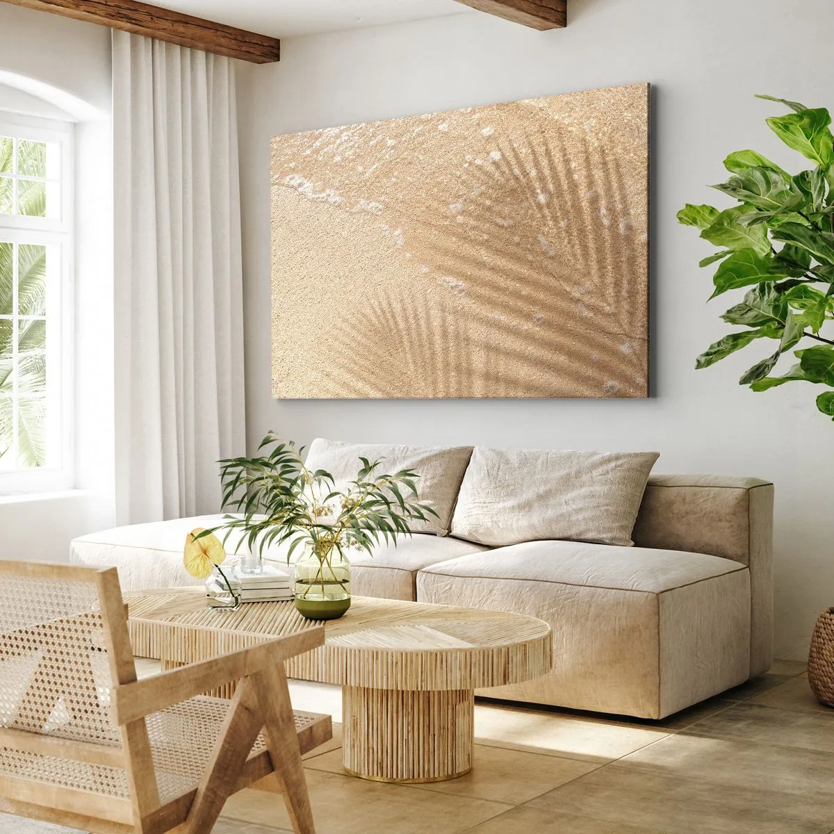Vászonkép - Egy pálmafa árnyéka a homokon finom hullámmintával - 70x50cm - A forró nyár árnyéka - Modern fali dekoráció nappalihoz és hálószobához ARTTOR