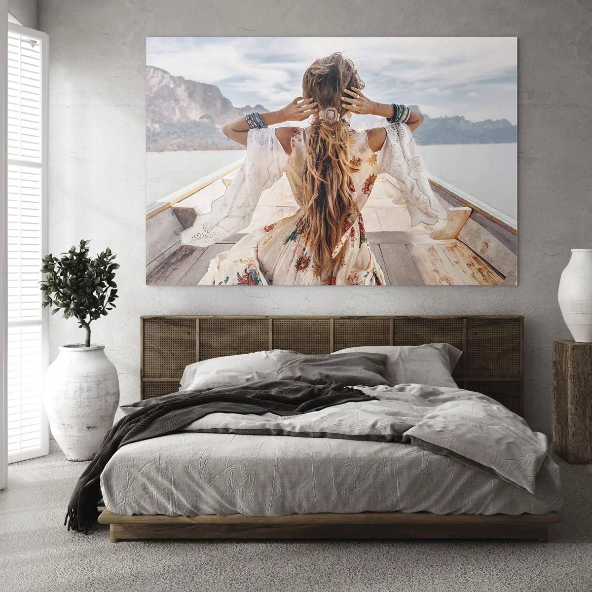 Üveg kép - Egy nő egy csónakban, amint a hegyekre és a tóra néz. - 70x50cm - Az út a boldogság felé - Modern fali dekoráció nappalihoz és hálószobához ARTTOR