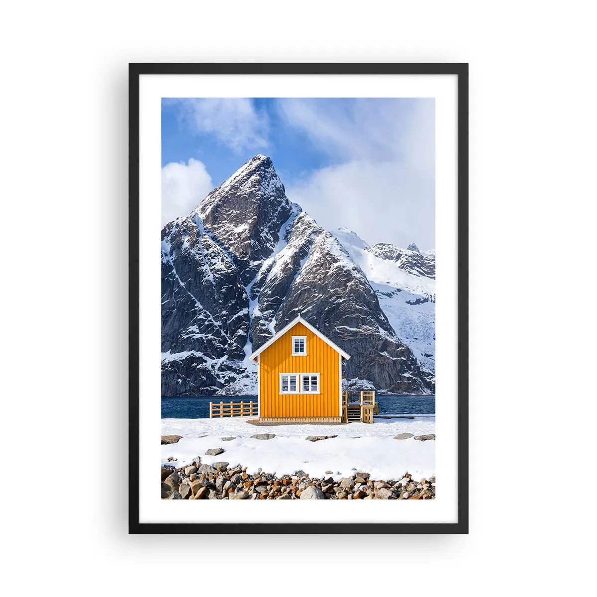Poszter fehér keretben - Egy sárga ház a hófödte hegyek hátterében - 50x70cm - Skandináv nyaralás - Modern fali dekoráció nappalihoz és hálószobához ARTTOR