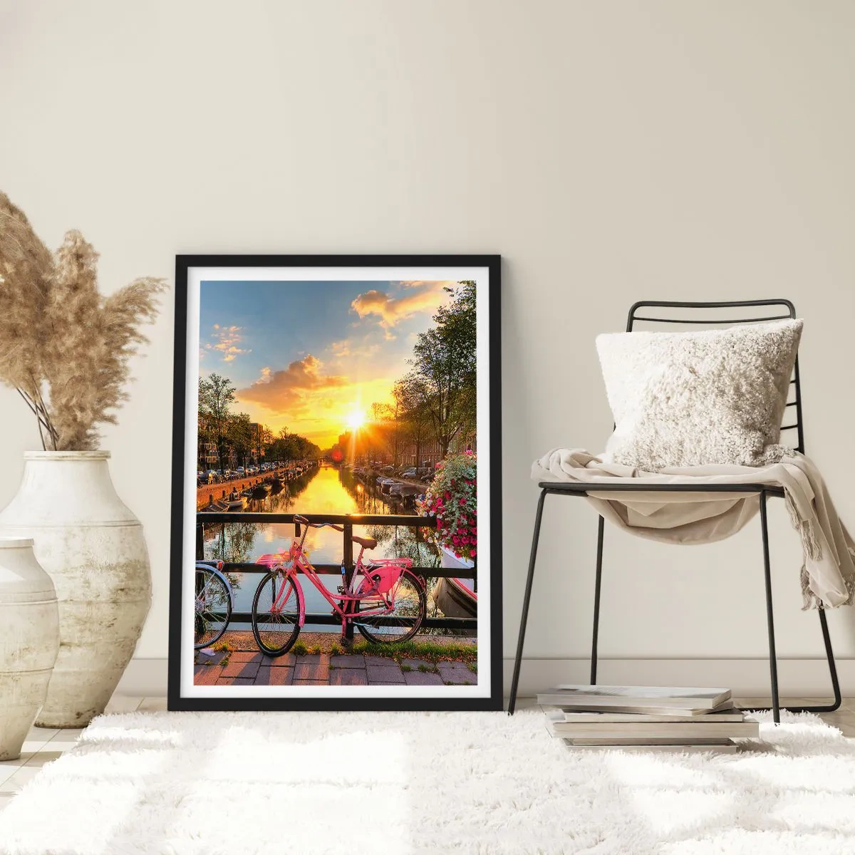 Poszter fehér keretben - Egy rózsaszín bicikli egy csatorna feletti hídon naplementekor - 50x70cm - Tavaszi reggel Amszterdamban - Modern fali dekoráció nappalihoz és hálószobához ARTTOR