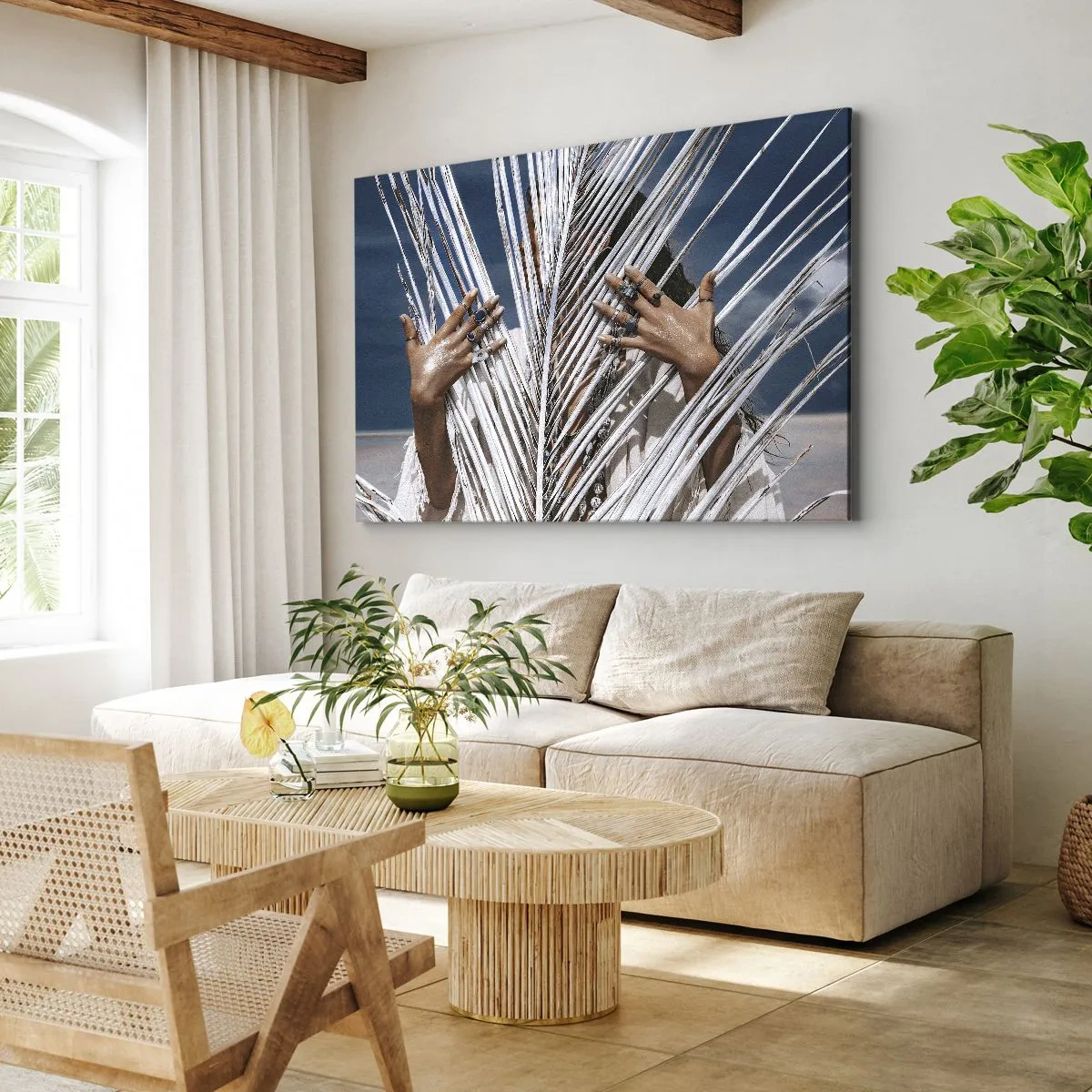 Vászonkép - Egy nő pálmalevelek mögé bújva, gyűrűkkel a kezén. - 70x50cm - Sámán asszonya? - Modern fali dekoráció nappalihoz és hálószobához ARTTOR