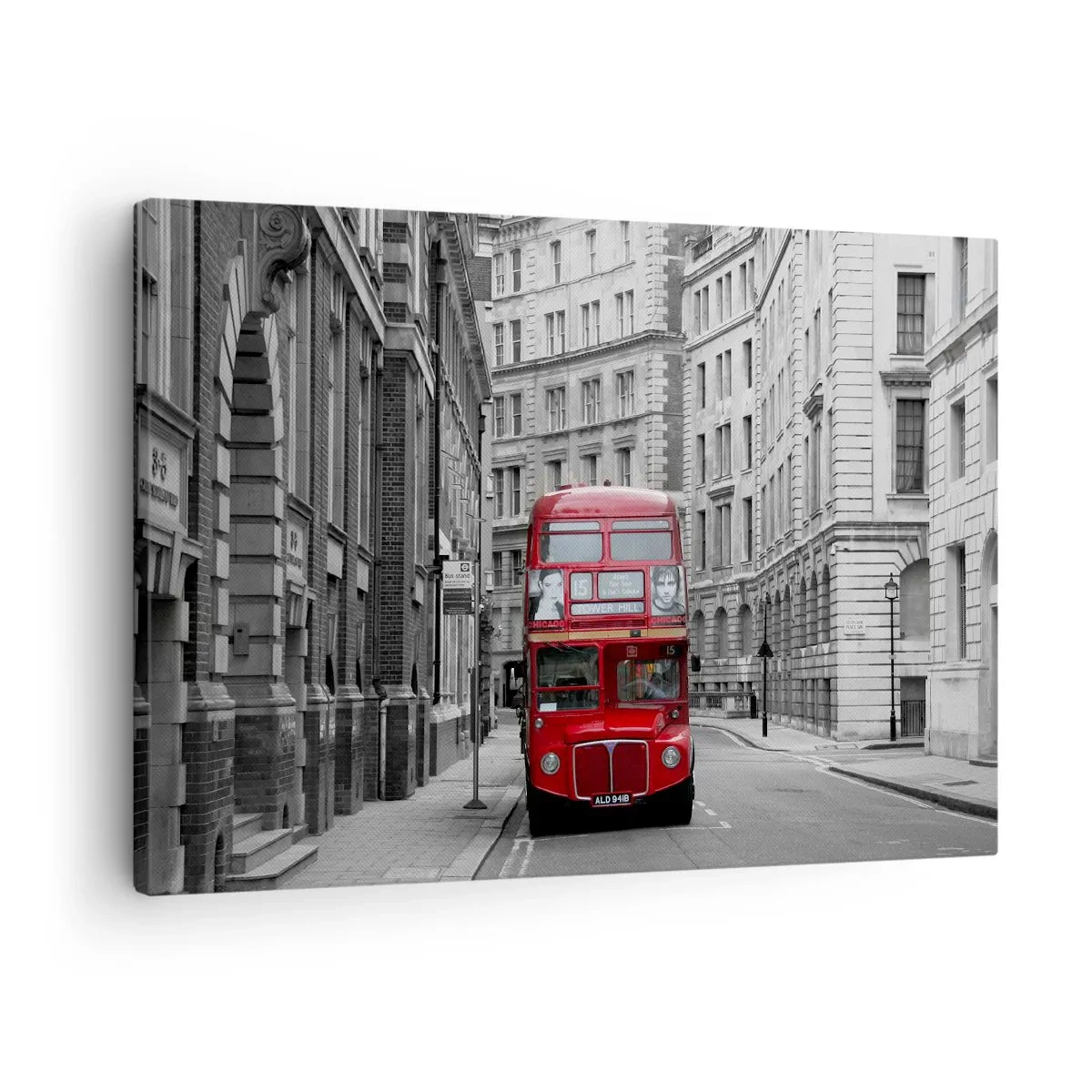Vászonkép - Egy piros busz fekete-fehér városi épületek hátterében. - 70x50cm - A mindennapi életnek nem kell szürkének lennie - Modern fali dekoráció nappalihoz és hálószobához ARTTOR