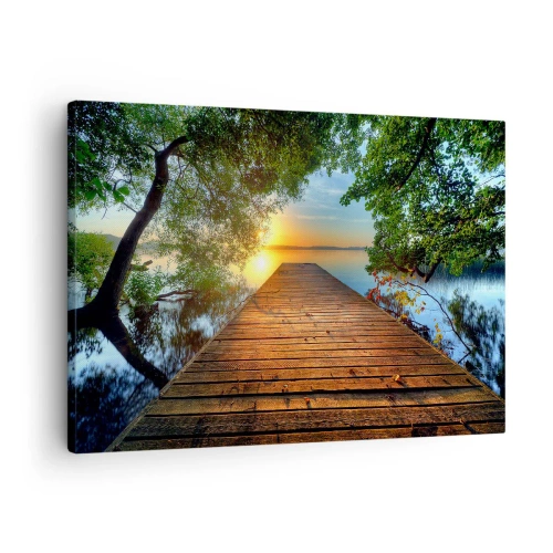 Vászonkép - Egy fa móló, zöld növényzettel körülvéve naplementekor - 70x50cm - Ne siess, ülj le - Modern fali dekoráció nappalihoz és hálószobához ARTTOR