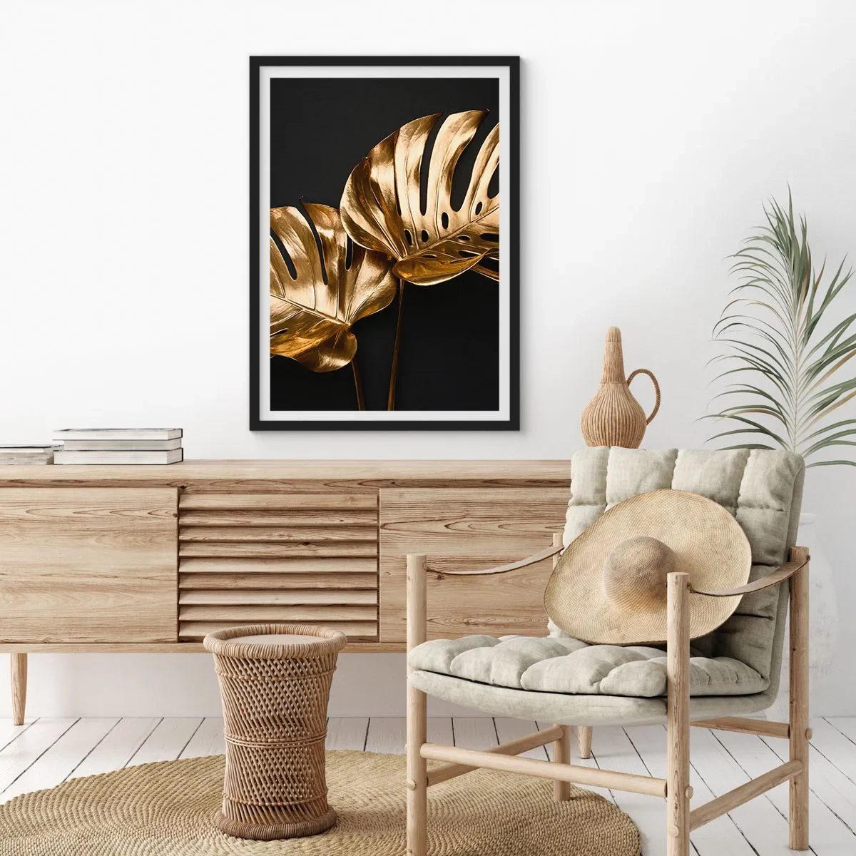 Poszter fehér keretben - Arany monstera levelek fekete háttéren, elegáns színkontraszt - 50x70cm - A természet kincsei - Modern fali dekoráció nappalihoz és hálószobához ARTTOR
