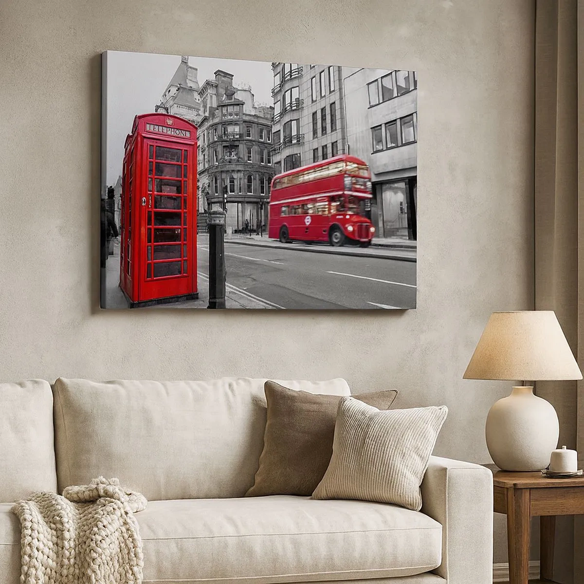 Vászonkép - Egy piros telefonfülke és egy emeletes busz Londonban, a háttérben a várossal - 70x50cm - Legpirosabb az Európában - Modern fali dekoráció nappalihoz és hálószobához ARTTOR