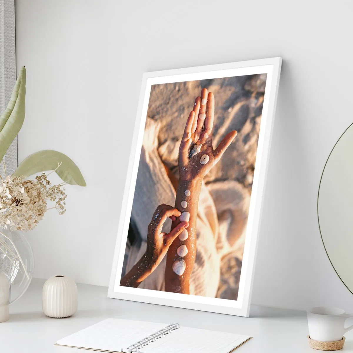 Poszter fekete keretben - Szépség egy karnyújtásnyira - 40x50 cm