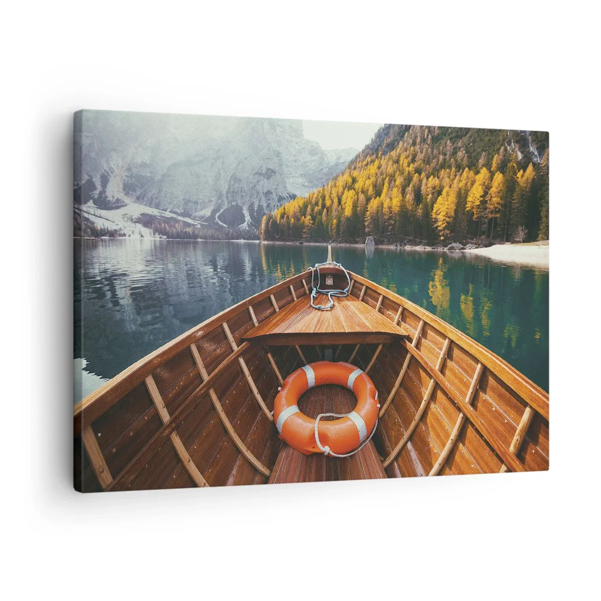 Vászonkép - Egy fából készült hajó egy erdővel körülvett hegyi tavon - 70x50cm - Hegyi kirándulás - Modern fali dekoráció nappalihoz és hálószobához ARTTOR