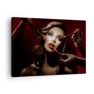 Vászonkép - Stílusos portré egy sötét háttér előtt sminkelő nőről - 70x50cm - Álmodozó szép - Modern fali dekoráció nappalihoz és hálószobához ARTTOR
