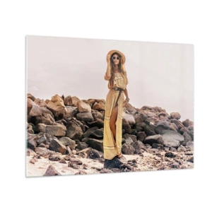 Üveg kép - Egy nő bohém stílusú ruhában, sziklás parton - 70x50cm - A kövek varázsa - Modern fali dekoráció nappalihoz és hálószobához ARTTOR