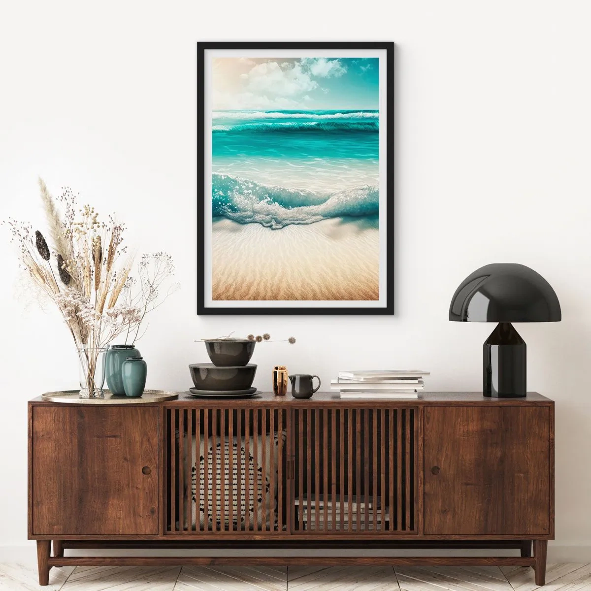 Poszter fehér keretben - Türkiz hullámok csapódnak az aranyló homokos tengerpartra - 50x70cm - Az óceán nyugalma - Modern fali dekoráció nappalihoz és hálószobához ARTTOR