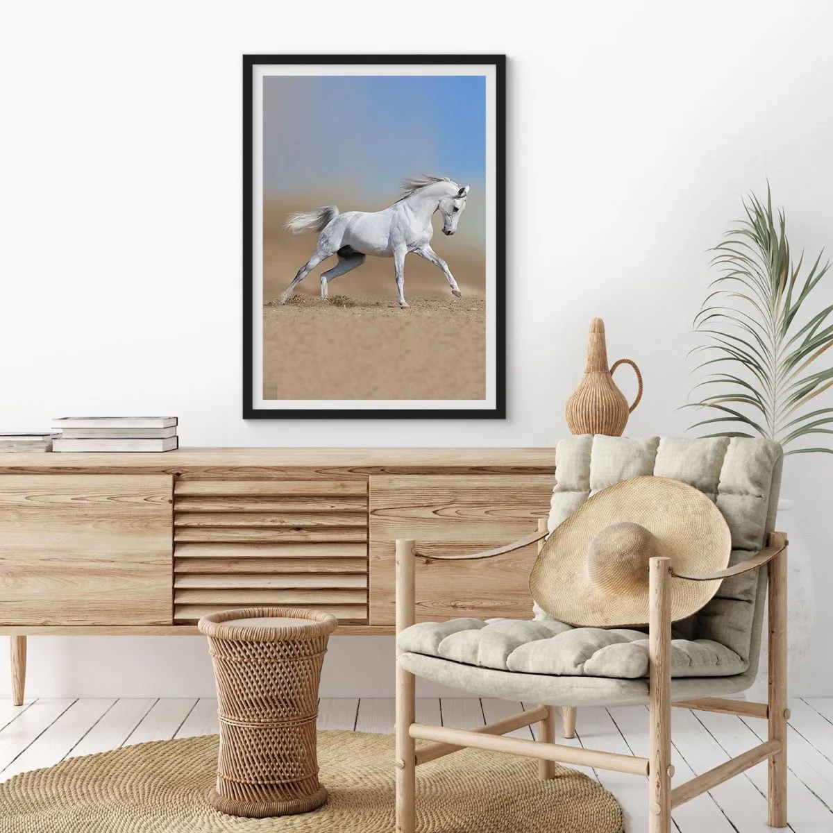 Poszter fehér keretben - Egy fehér ló vágtat a sivatagi háttér előtt - 50x70cm - A legszebb arab tündérmese - Modern fali dekoráció nappalihoz és hálószobához ARTTOR