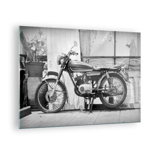Üveg kép - Egy retró stílusú motorkerékpár áll egy fából készült falnak dőlve - 70x50cm - Klasszikus mindenek felett - Modern fali dekoráció nappalihoz és hálószobához ARTTOR