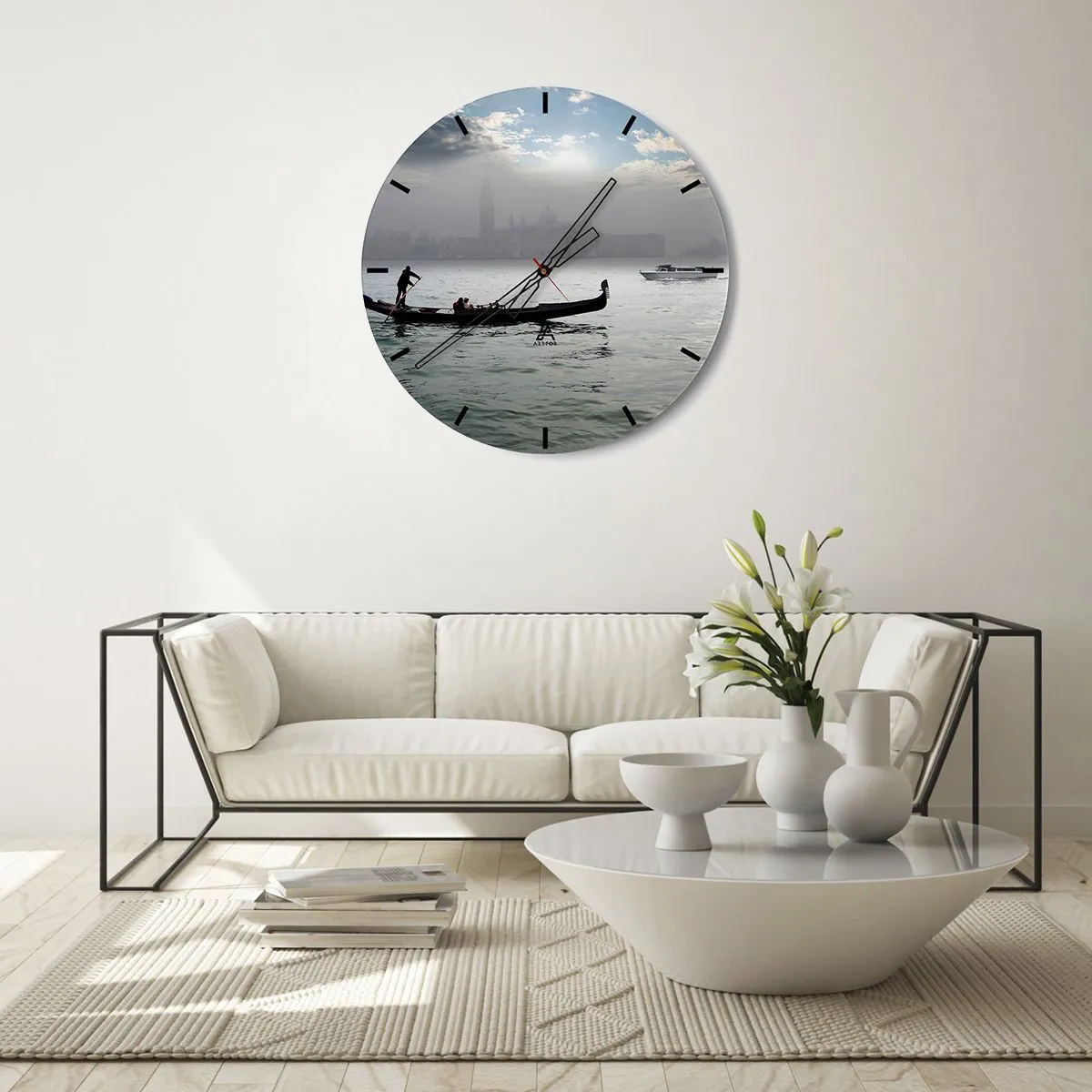 Falióra, Óra - Egy gondola nyugodt vízen, ködös tájjal a háttérben - 30x30cm - Egy mesés város vízből és ködből - Modern fali dekoráció nappalihoz, konyhához és hálószobához ARTTOR
