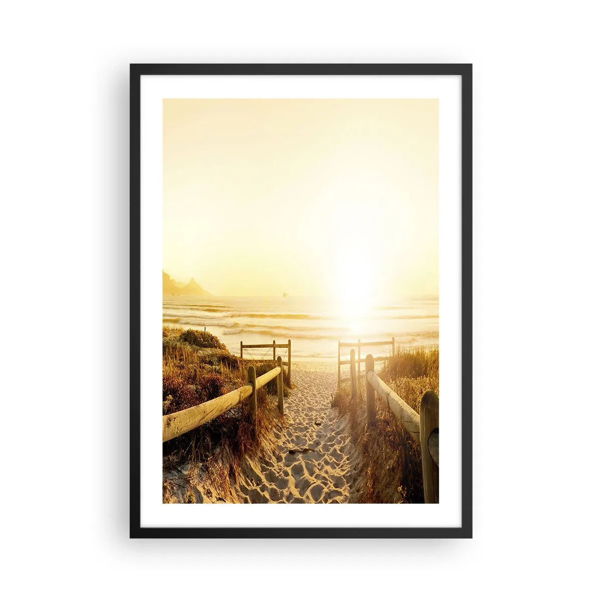 Poszter fehér keretben - A lenyugvó nap sugarai által megvilágított tengerparti út - 50x70cm - A dűnén túl, a nap felé - Modern fali dekoráció nappalihoz és hálószobához ARTTOR
