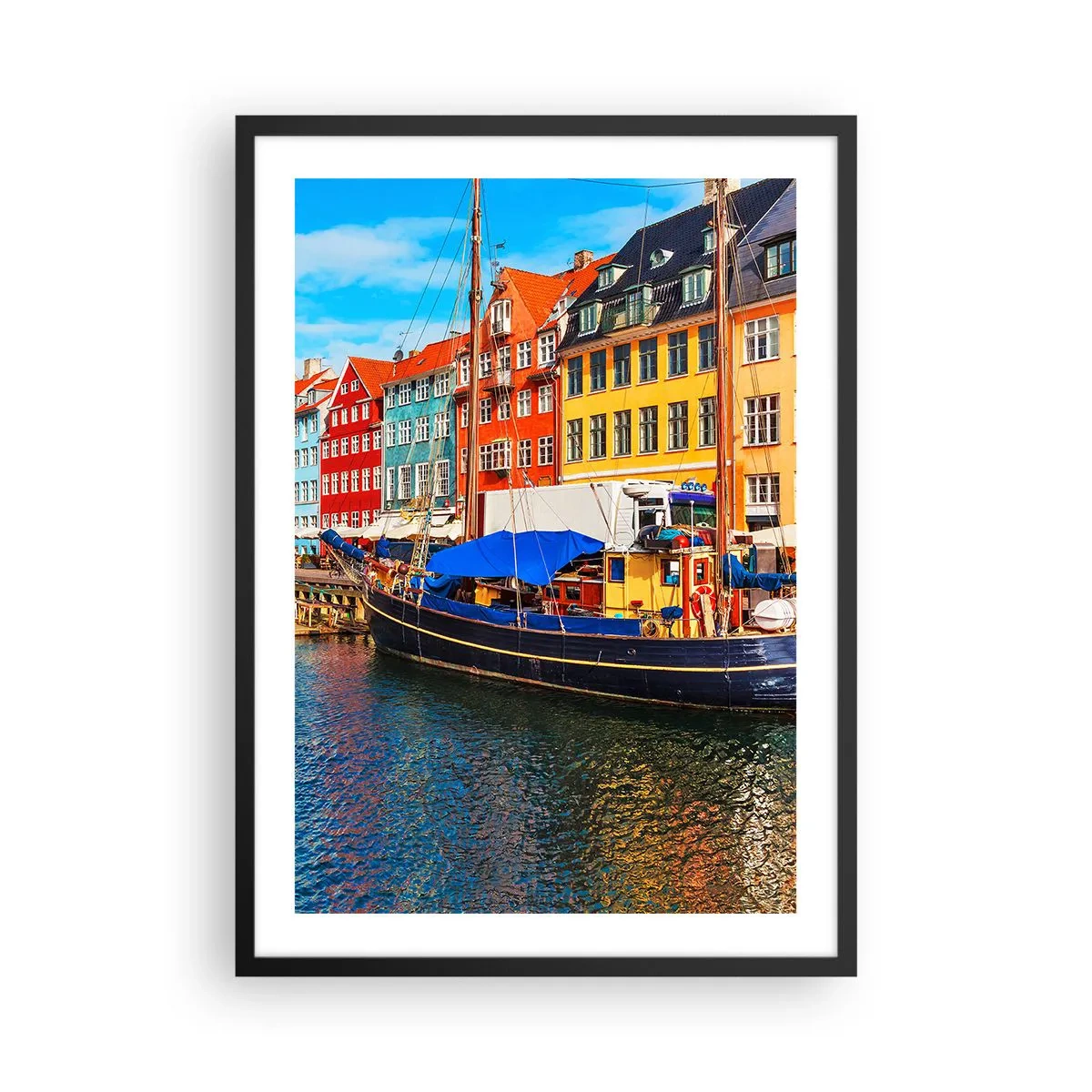 Poszter fehér keretben - Színes bérházak egy csatornán egy hajóval - 50x70cm - Örömteli rakpart - Modern fali dekoráció nappalihoz és hálószobához ARTTOR