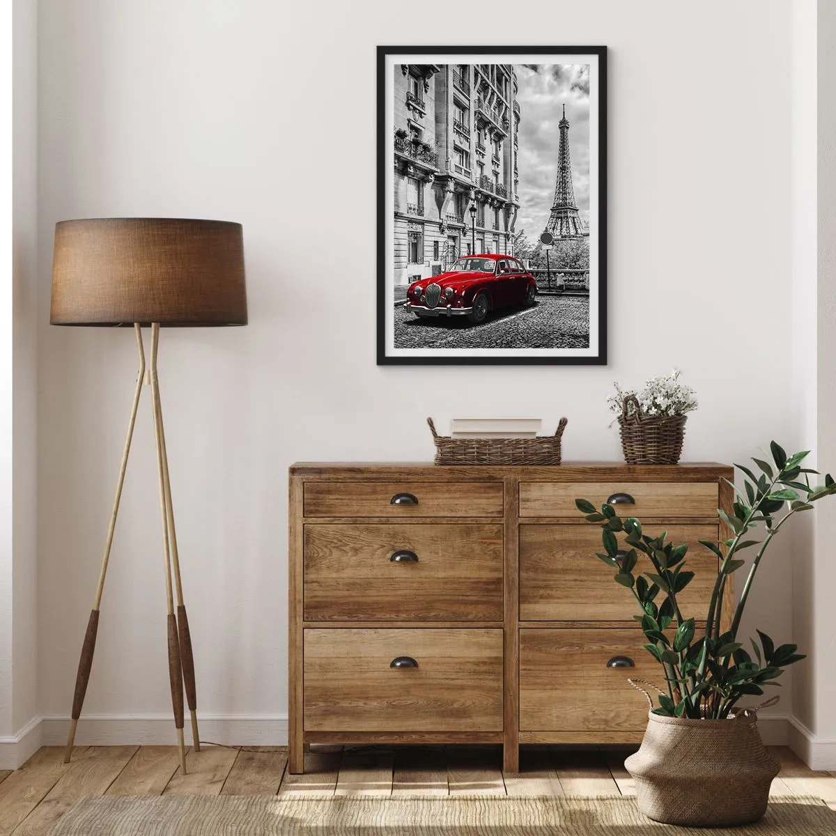 Poszter fehér keretben - Egy piros autó, a háttérben az Eiffel-torony - 50x70cm - Ragadozó a városban - Modern fali dekoráció nappalihoz és hálószobához ARTTOR