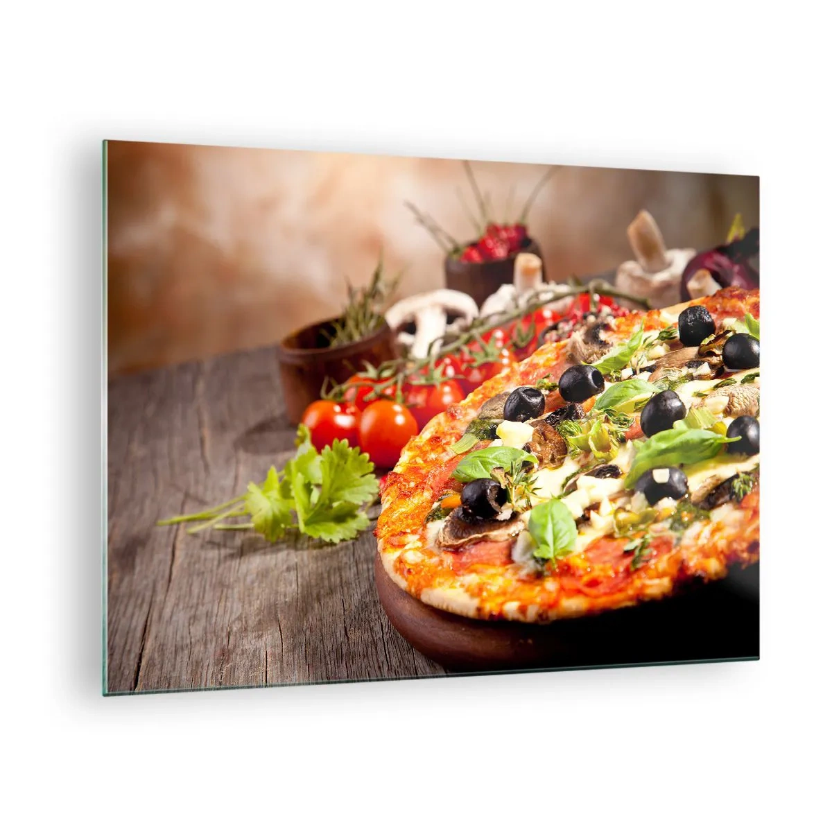 Üveg kép - Pizza olajbogyóval, gombával és friss fűszernövényekkel egy fából készült asztalon - 70x50cm - A tellúros összetevőkből - Modern fali dekoráció nappalihoz és hálószobához ARTTOR