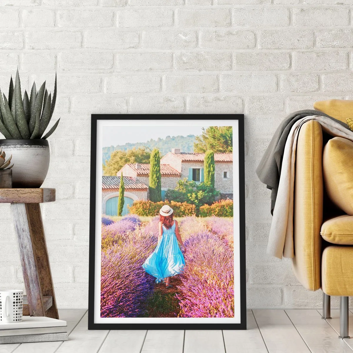Poszter fehér keretben - Egy kék ruhás nő sétál át egy levendulamezőn. - 50x70cm - Levendula lány - Modern fali dekoráció nappalihoz és hálószobához ARTTOR