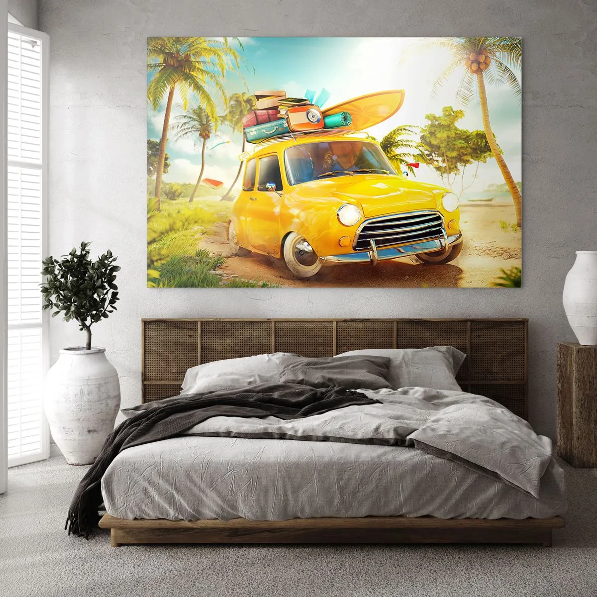 Üveg kép - Egy sárga autó csomagokkal a tetején egy trópusi tengerparton. - 70x50cm - Utazás több mosolyért - Modern fali dekoráció nappalihoz és hálószobához ARTTOR