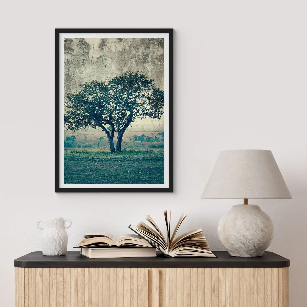 Poszter fehér keretben - Egy magányos fa egy rusztikus tájban - 50x70cm - Almafa a kék mezőn? - Modern fali dekoráció nappalihoz és hálószobához ARTTOR