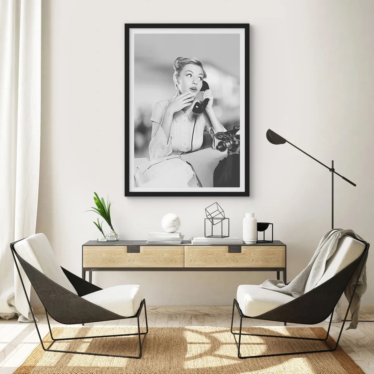 Poszter fehér keretben - 1950-es évekbeli nő telefonál az irodában - 50x70cm - Hello, itt az 50-es évek. - Modern fali dekoráció nappalihoz és hálószobához ARTTOR